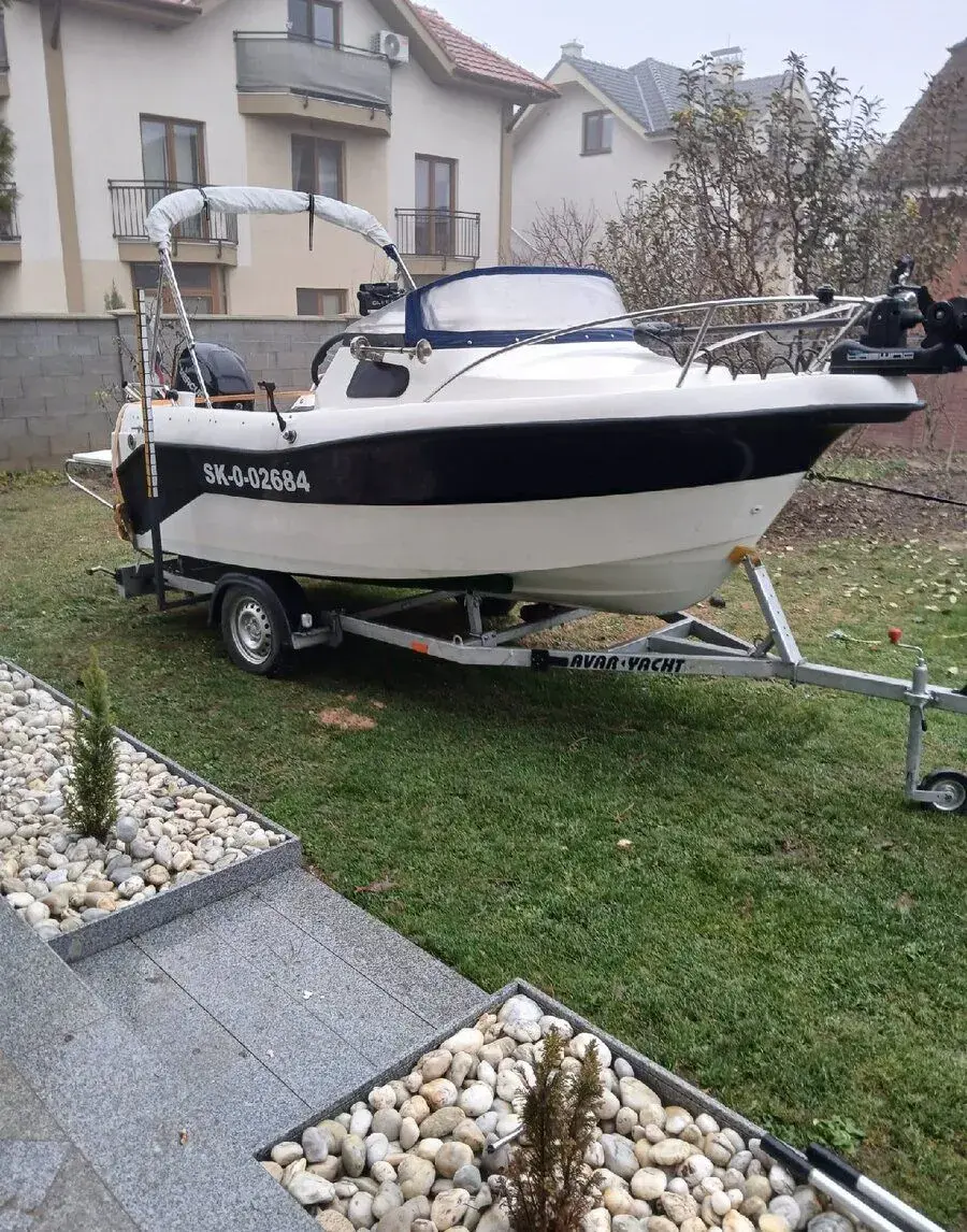 Motorový čln M 460 KA laminátový s kajutou motor Mercury F60