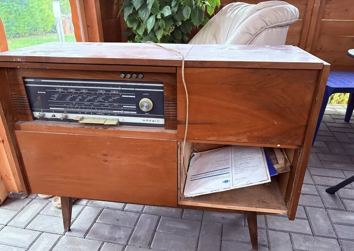 Retro rádiogramofón TESLA/Adagio