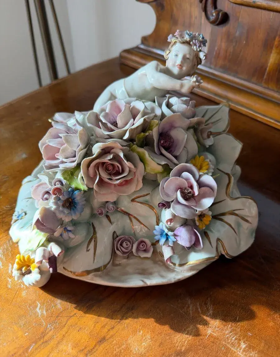 Porcelánová soška / misa Capodimonte C. Villari - Putto s ky