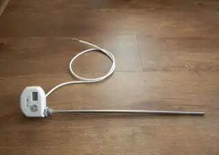 Ohrevne teleso s bielym termostatom, Spirala