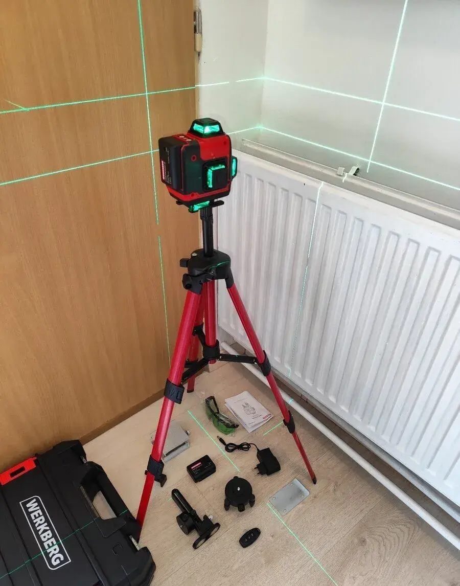 Krížový samonivelačný laser 4D, statív, kufrík