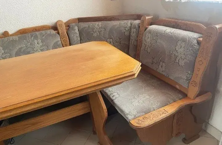 Rohová lavica, stôl,dve stoličky