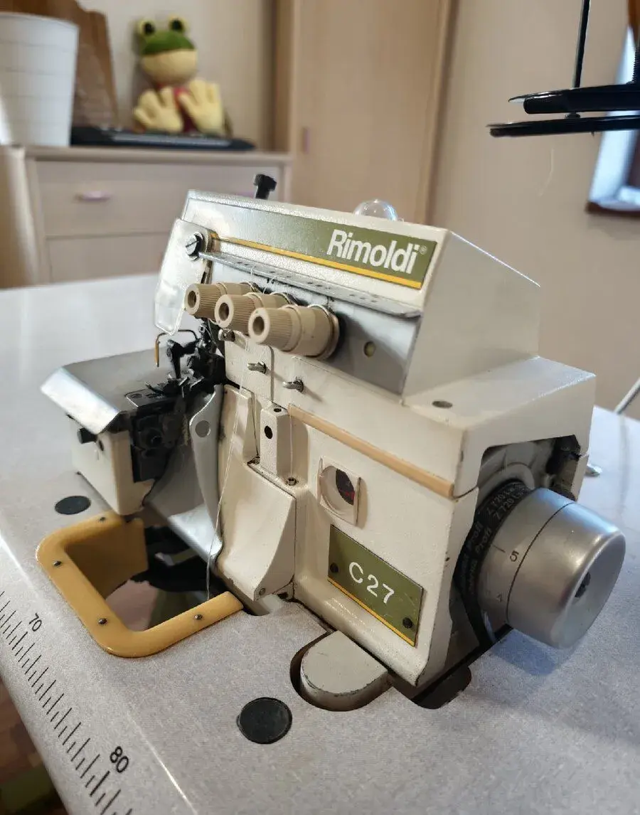 Priemyselný 3-niťový overlock Rimoldi C27
