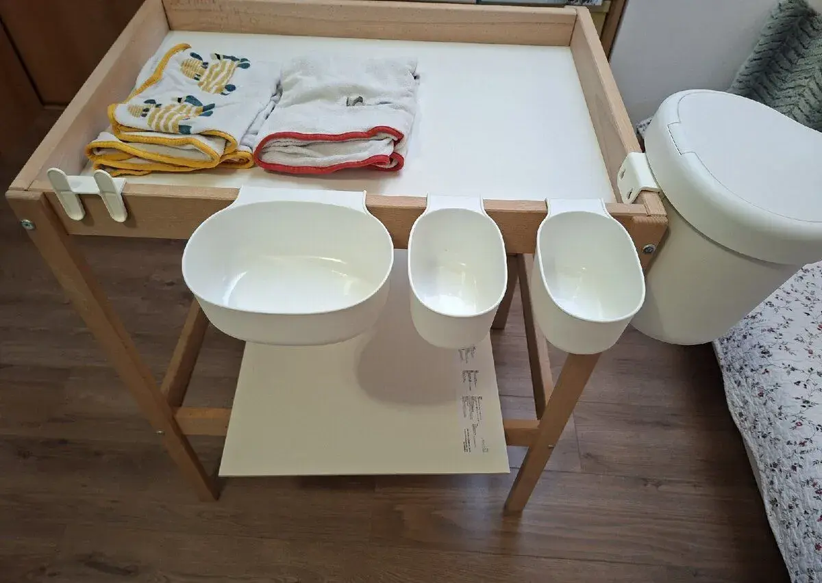 IKEA SNIGLAR Prebaľovací stôl buk s prislusenstvom a PLIENKY