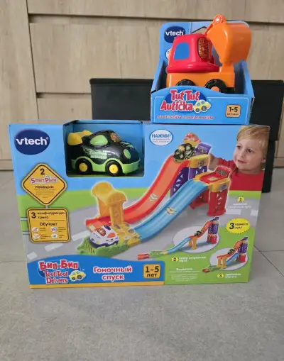 VTech Tut Tut pretekárska rampa s 2 autíčkami