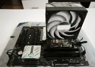 AMD Ryzen 7 8700G, B840, 32GB DDR5, SSD 1TB, WiFi/BT, W11