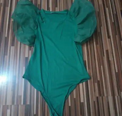Body s motýľovými rukávmi
