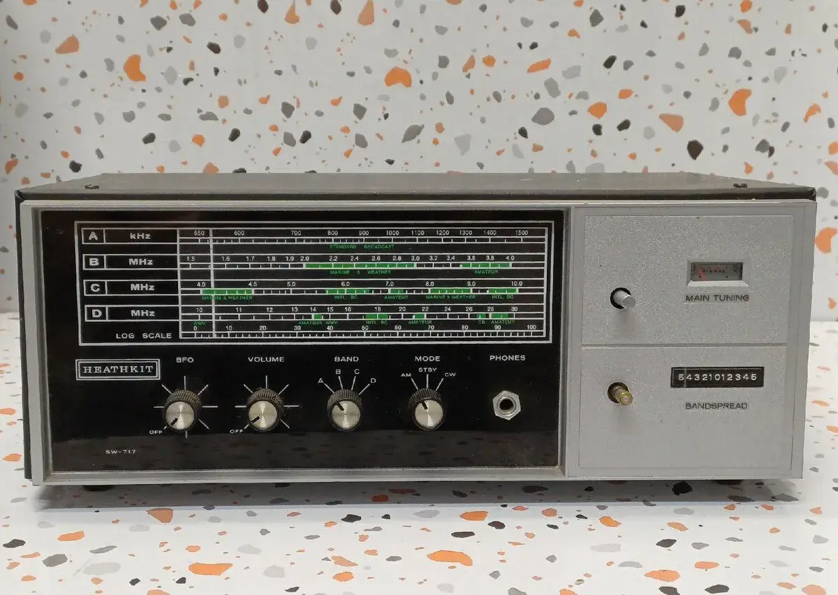 vintage krátko vlnný prijímač Heathkit SW-717 z 70. r