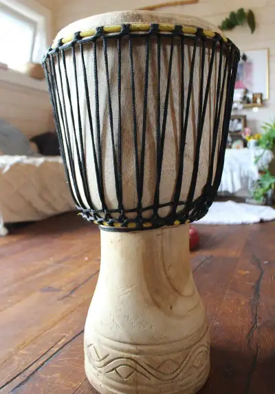 Djembe Tweneboa Ghana 63x31,5cm + poukaz na kurz bubnovania
