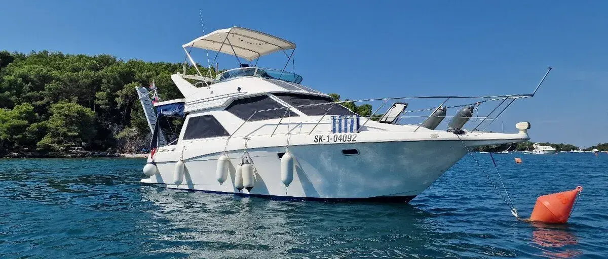 Krásnu loď Bayliner Ciera 3258, Kotvenú v Pule.