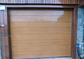 Zdemontovanú sekčnú garážovú bránu HORMAN s pohonom.