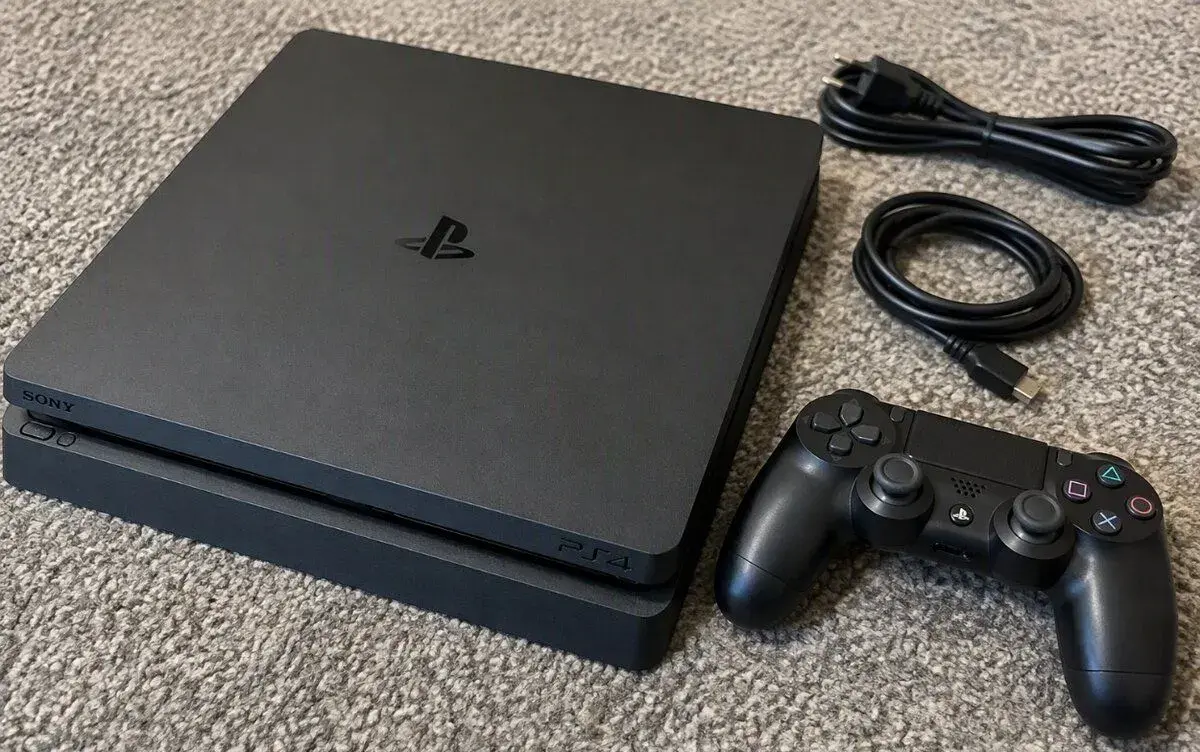 PS 4 Slim 1TB + ovládač + 5 hier (TOP stav)