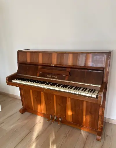 Pianino značky Weinbach