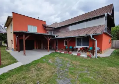 Rodinný dom s veľkým pozemkom v obci Dolné Plachtince.