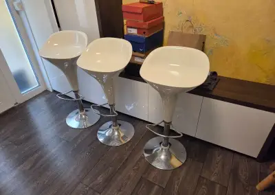 Moderne biele barove stolicky
