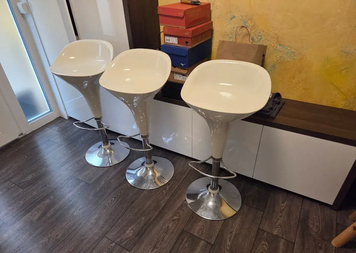 Moderne biele barove stolicky