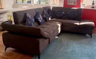 Moderná sivá rohová sedačka