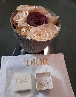 DARUJEM DIOR perlickove nausnice k nakupu