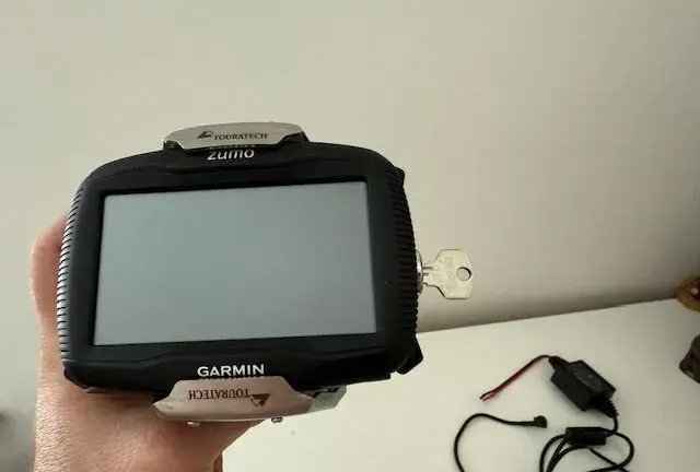 Garmin zumo 390LM + uzamykací držiak TOURATECH