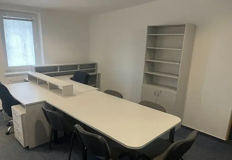 Kancelária na prenájom pri Rajčianke v ZA s parkovaním, 33m2