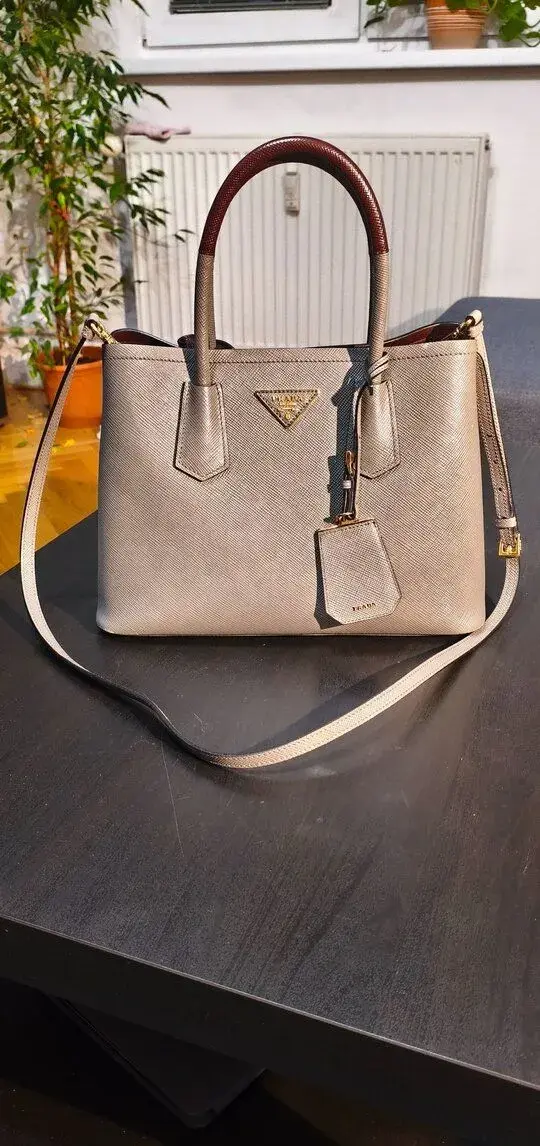 Dámsku kabelku zn.Prada.