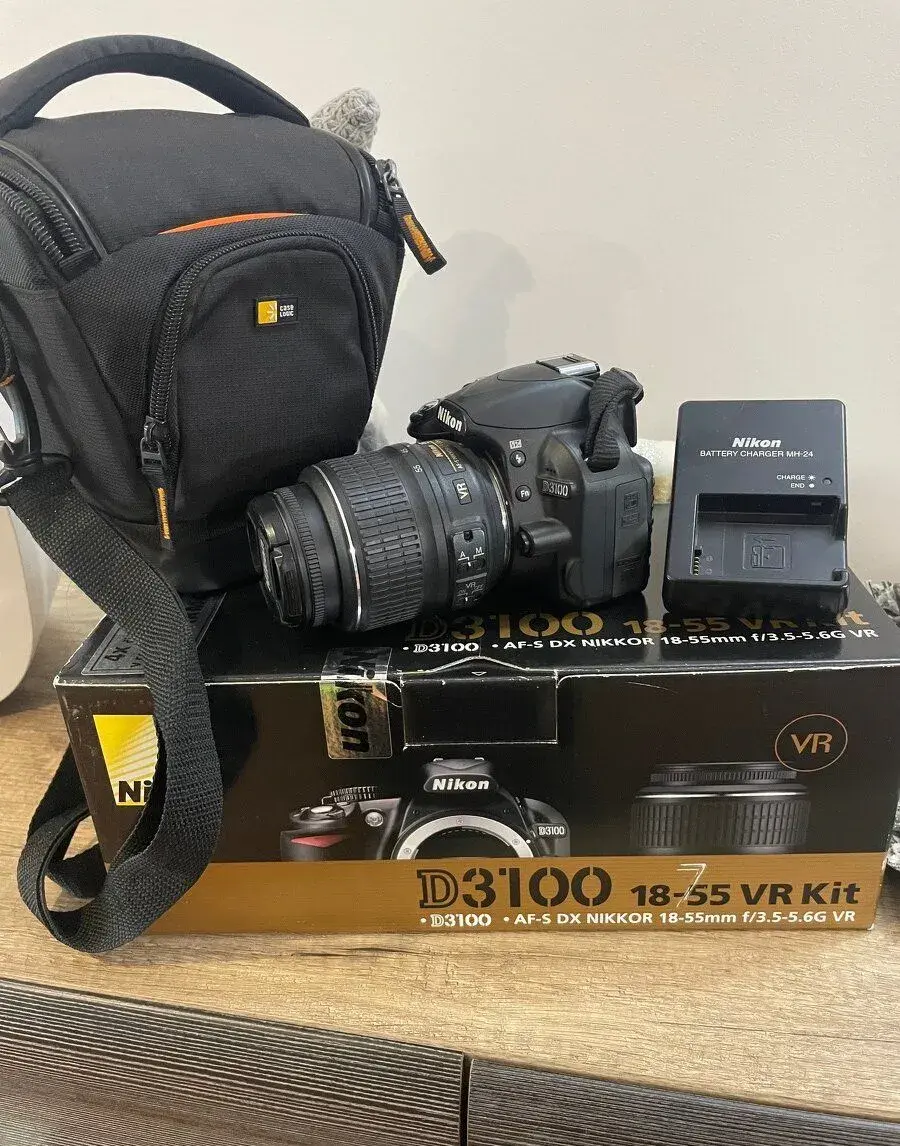 Nikon 3100 D s objektívom a taškou