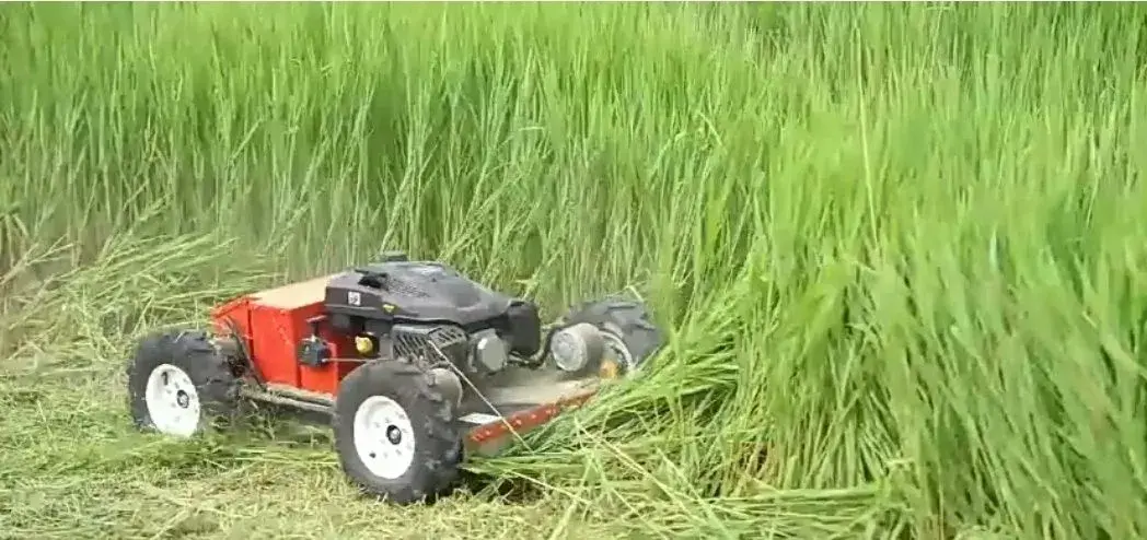 robotická kosačka diaľkovo ovládaná