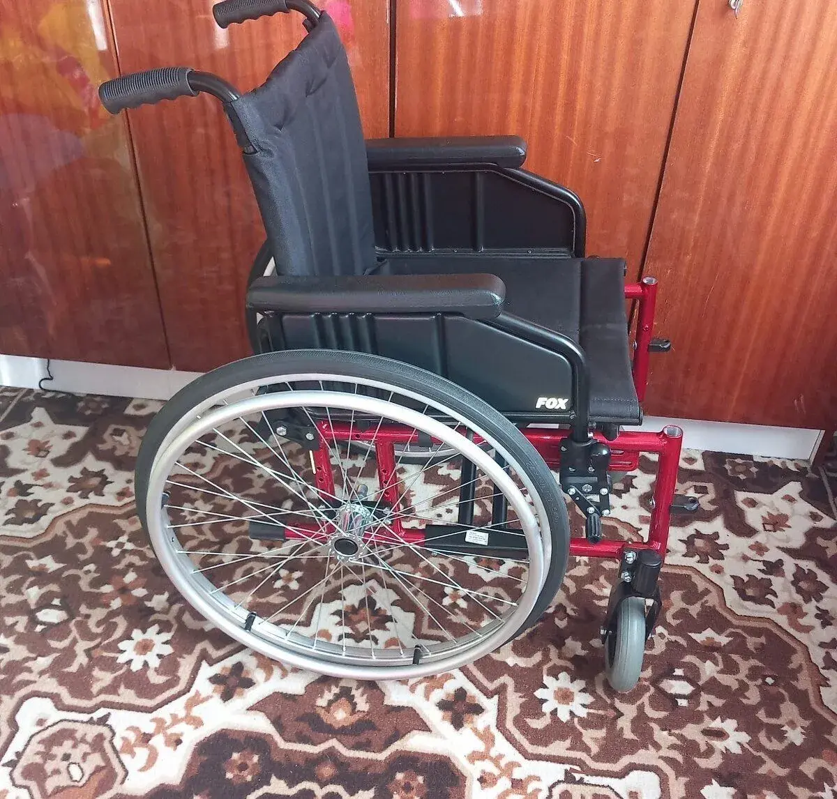 Skladaci invalidny vozik. Plné kolesá.Nový