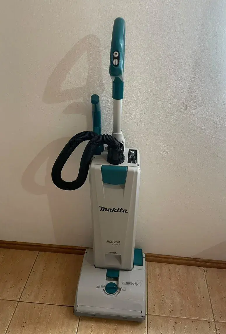 akumulátorový vysávač Makita