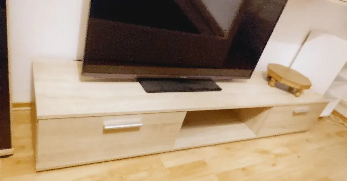 Stolík pod tv