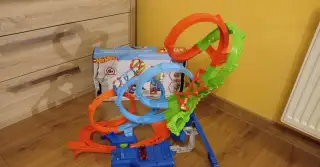 Hot Wheels – Dráha so štyrmi slučkami