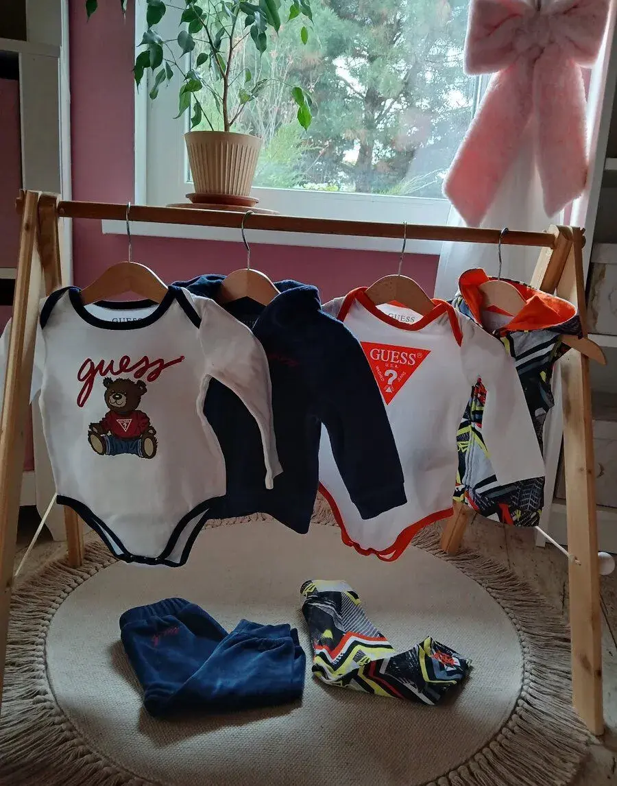 Supravy,sety guess 80 body+nohavice+mikina+vesticka