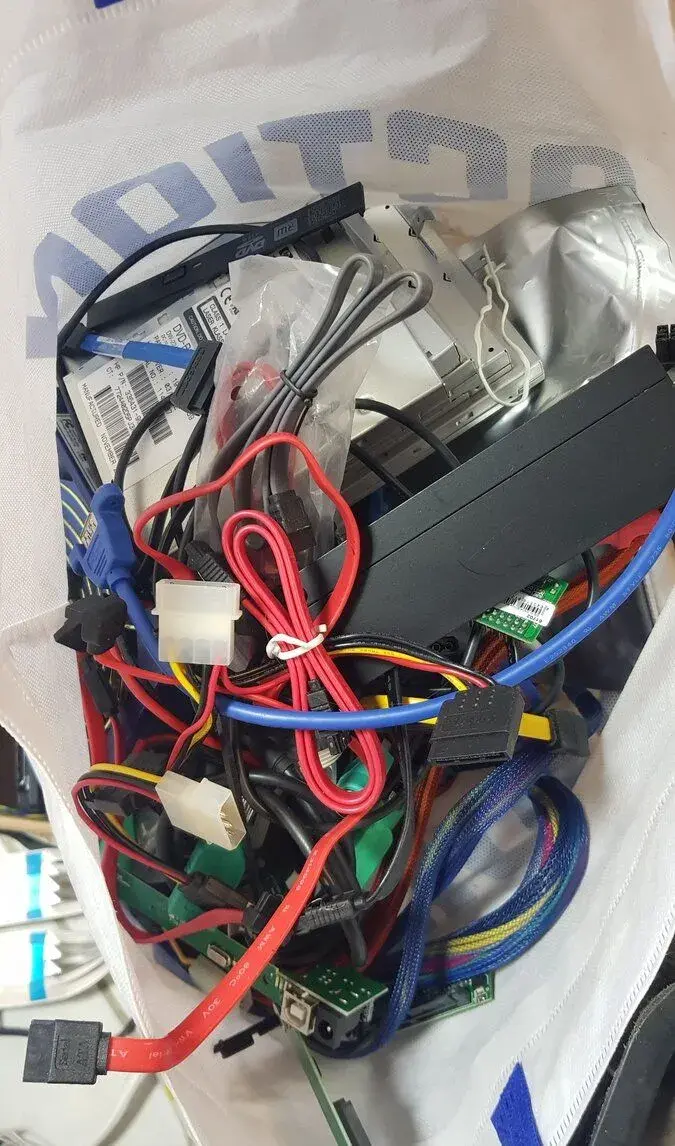 Plná taška PC komponentov