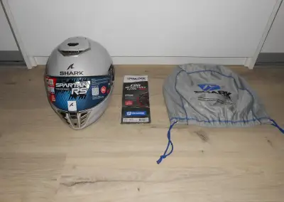 Krasnu novu moto prilbu znacky SHARK SPARTAN RS BLANK