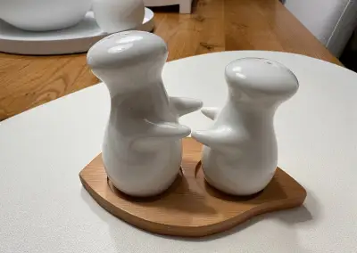 Porcelánová soľnička a korenička - postavičky, zn. Brandani