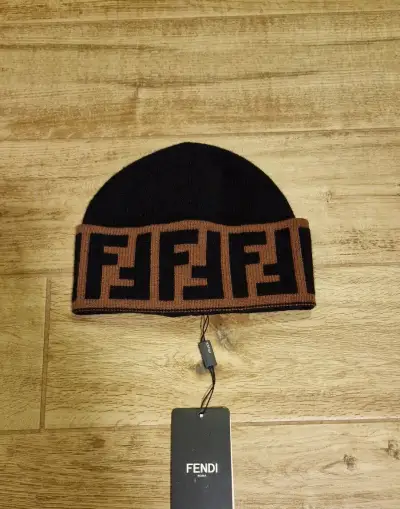 Fendi čiapka