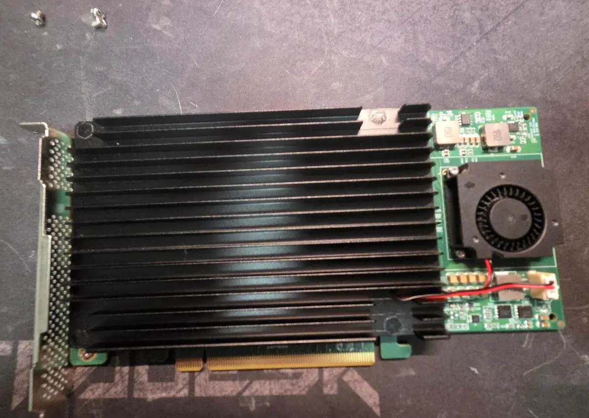 STC PE3162-4I PCI Express x16 pre 4x M.2 NVMe SSD