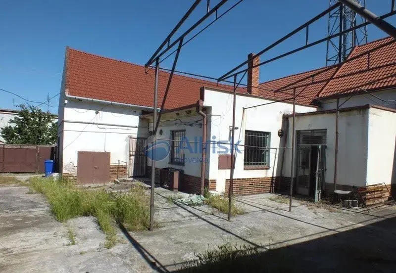 Objekt vhodný na skladové či podnikateľské účely v obci Nede