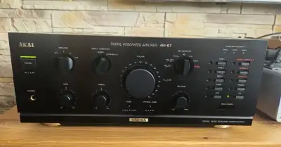 AKAI AM-67 s DAC prevodníkom