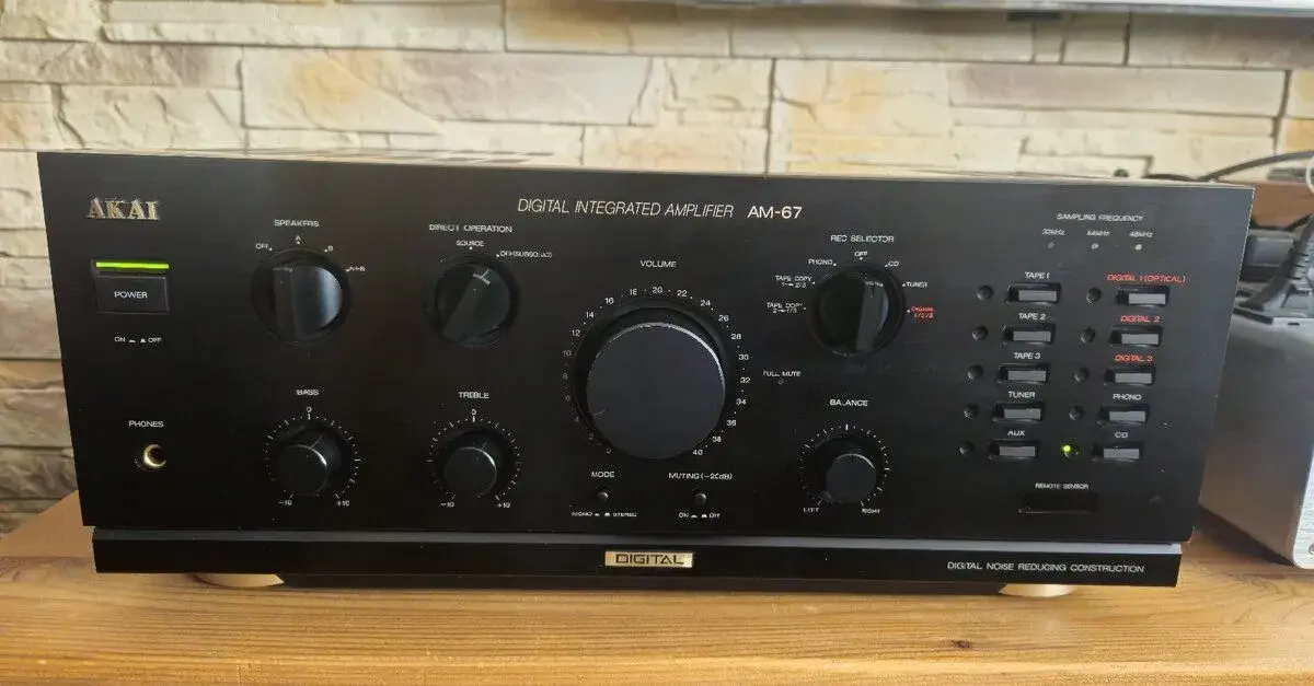 AKAI AM-67 s DAC prevodníkom