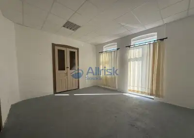 Administratívny priestor pri frekventovanej ceste na PRENÁJO
