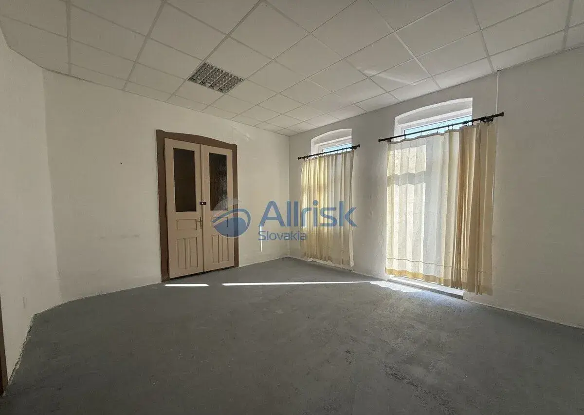 Administratívny priestor pri frekventovanej ceste na PRENÁJO
