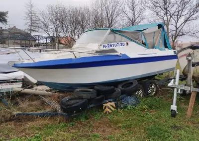 Motorovú loď.