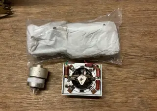 Elektrónka vysielacia Tesla RE025XA, patice
