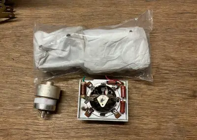 Elektrónka vysielacia Tesla RE025XA, patice