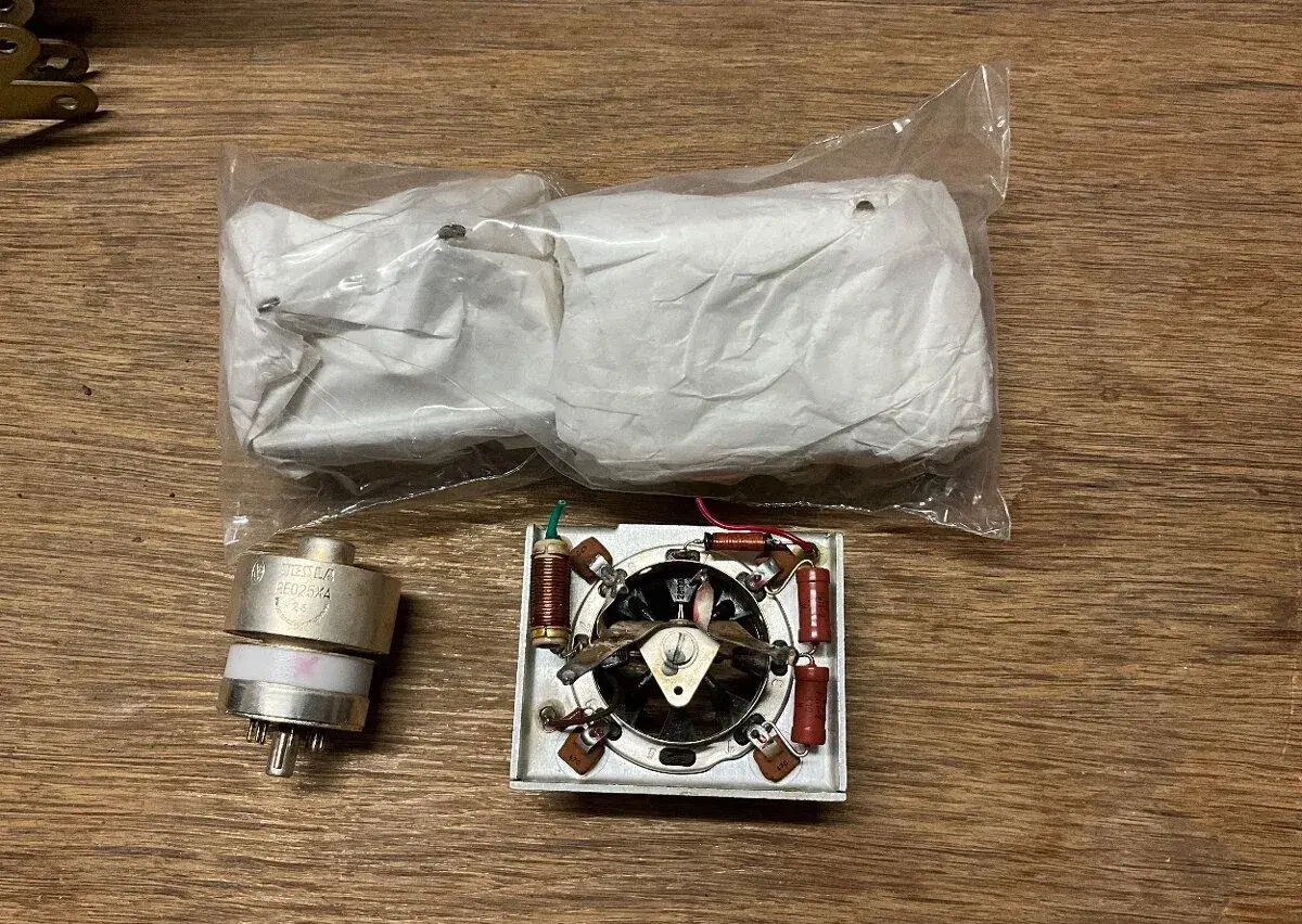Elektrónka vysielacia Tesla RE025XA, patice
