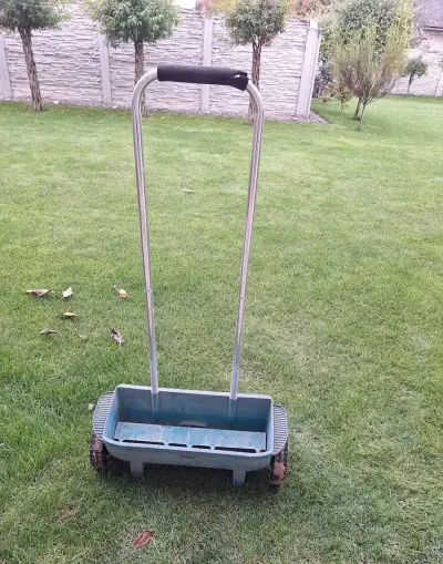 Sypací vozík Gardena L – posypový vozík / rozmetadlo