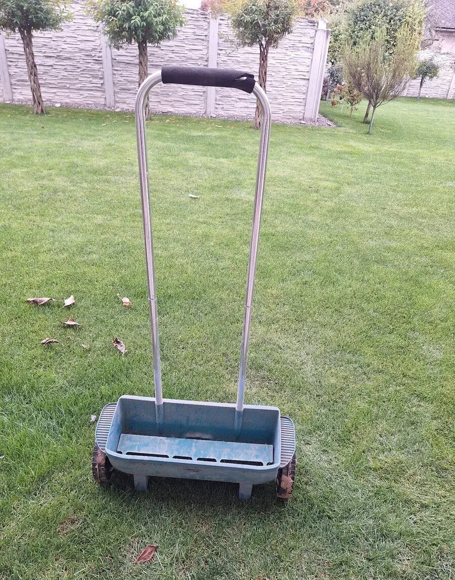 Sypací vozík Gardena L – posypový vozík / rozmetadlo