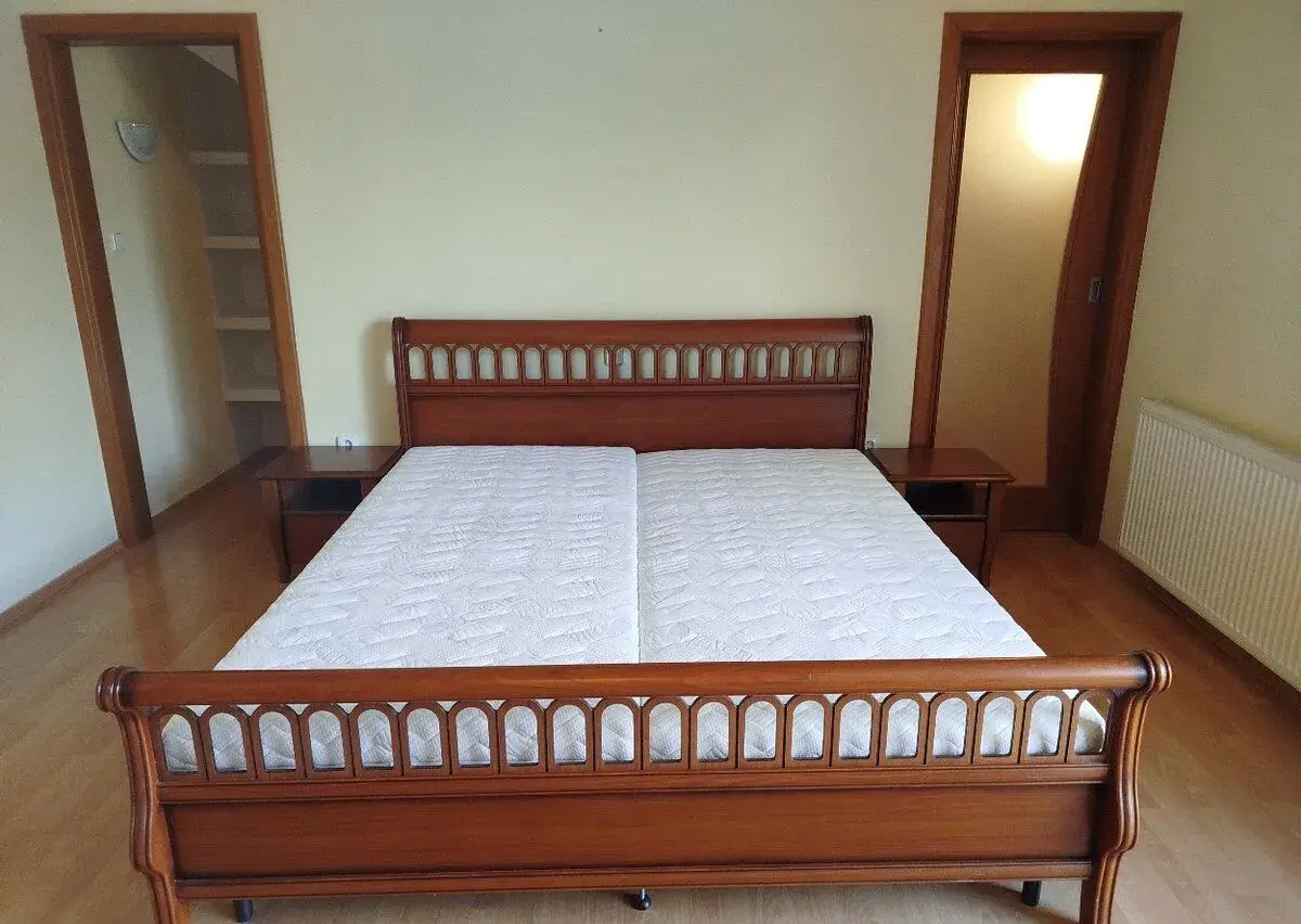 Elegantna kvalitna manzelska postel a nočne stoliky
