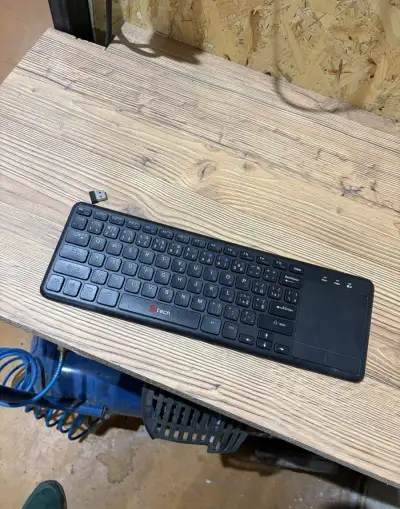 klavesnica s touchpadom